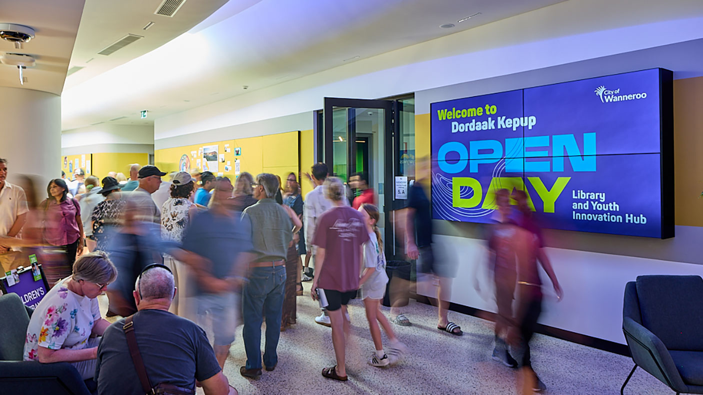 The crowds enjoying the Dordaak Kepup Open Day.