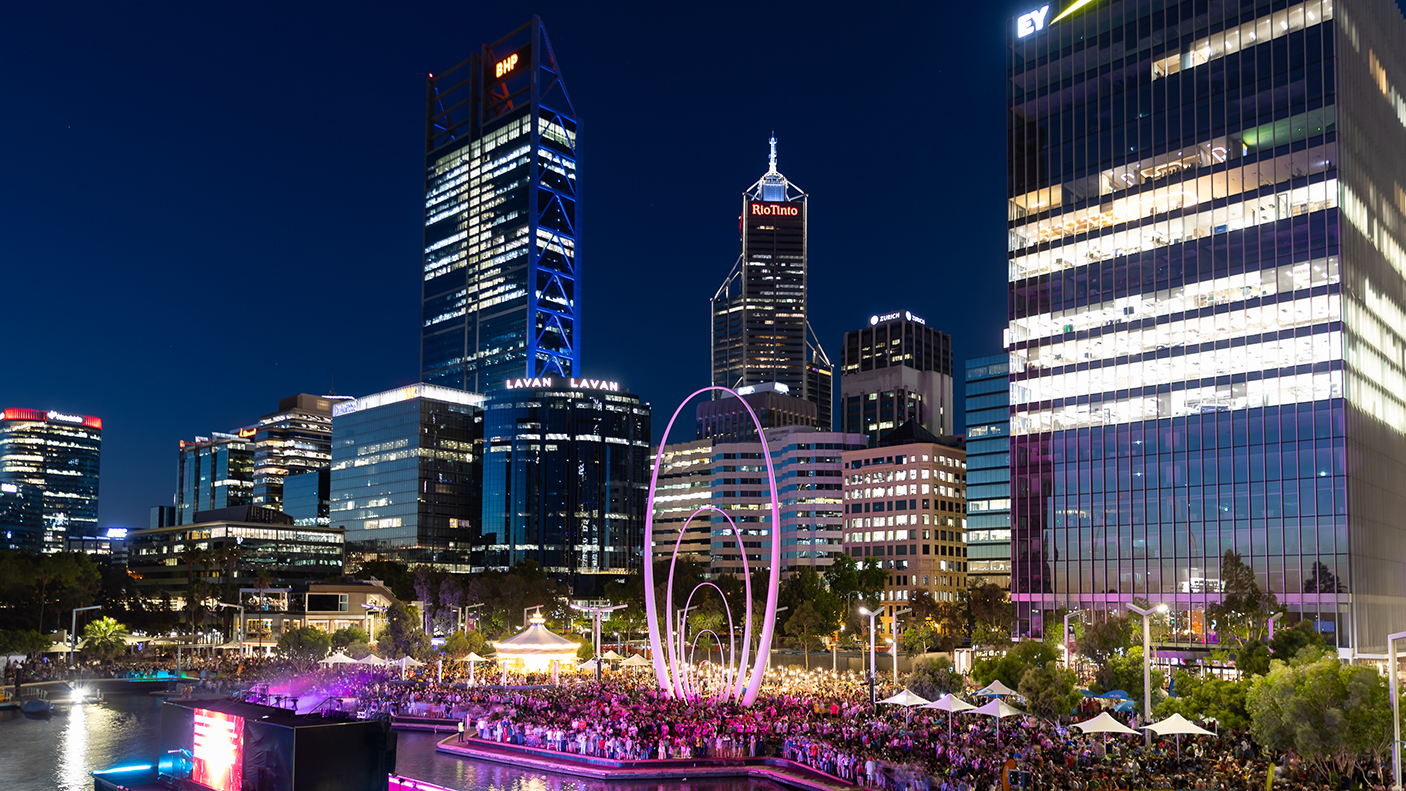A night-time view of a large crowd at Elizabeth Quay in Boorloo/Perth at night time
